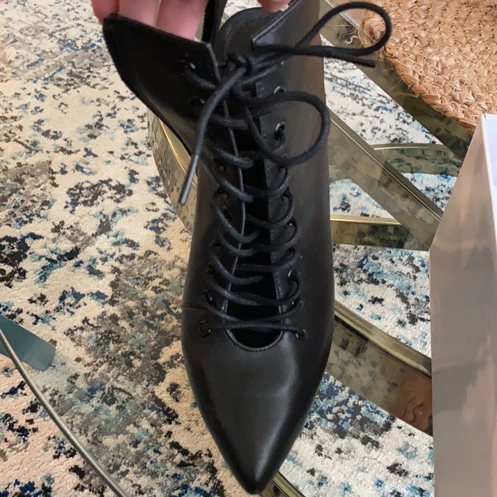 STEVE MADDEN HEELS- Size 6 - Picture 2 of 4